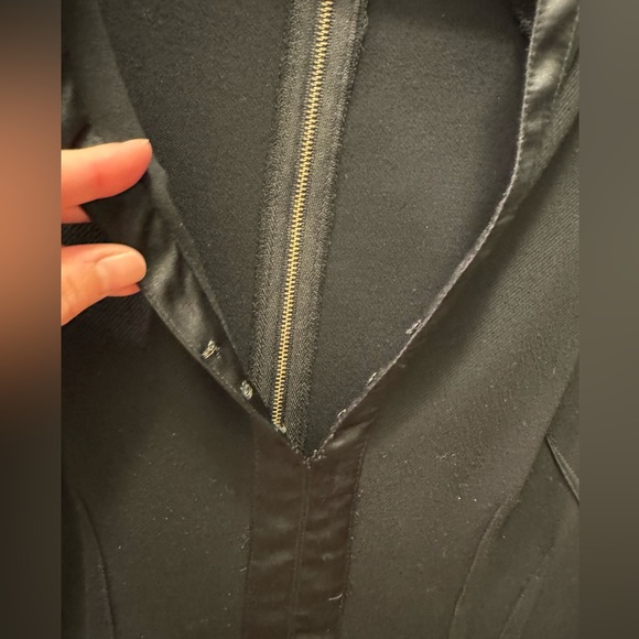 Fitted Sleeveless Zipped Top - Picture 5 of 8